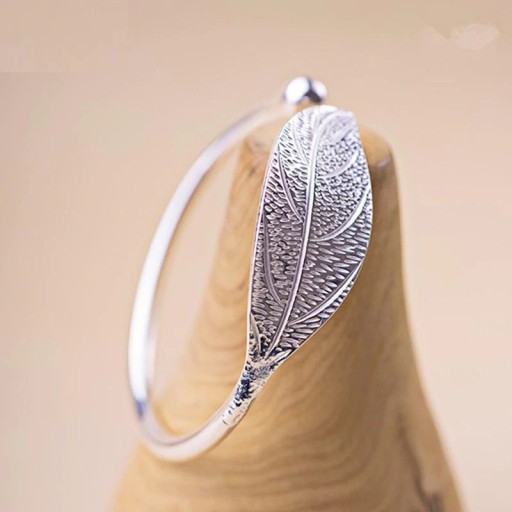 Bracelet ouvert pour femme avec feuille