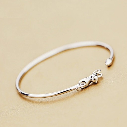 Bracelet ouvert pour femme avec un chat