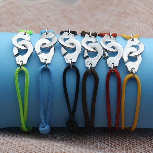 Bracelet pour femmes avec des chaînes