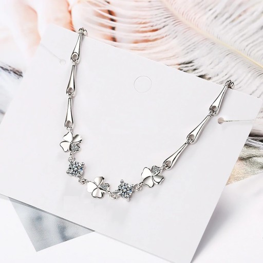 Bracelet pour femmes avec des trèfles et des pierres