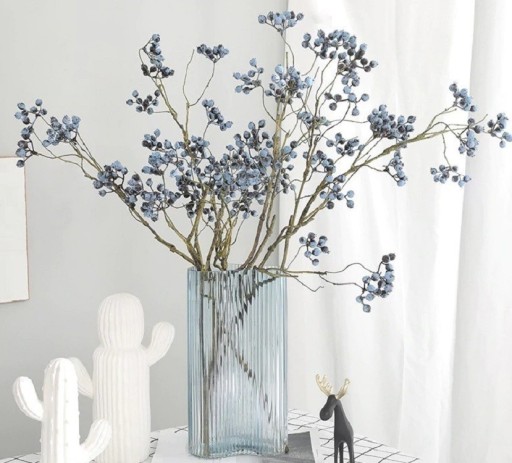 Branche artificielle avec des baies