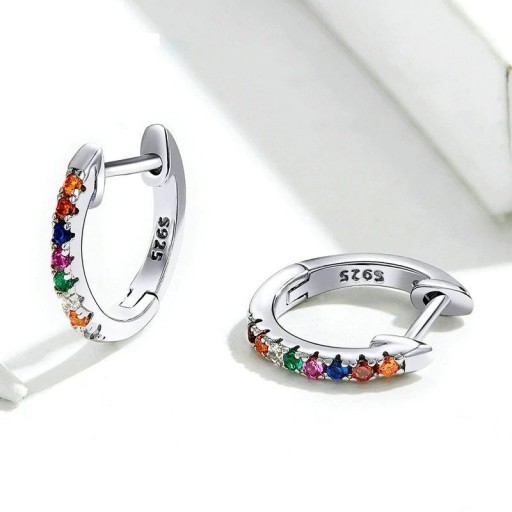 Brincos circulares femininos com pedras coloridas