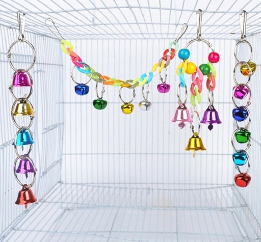 Brinquedo suspenso com sinos para pássaros