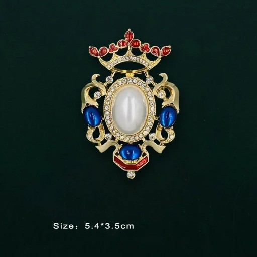 Broche baroque royale dorée Bijou décoratif en alliage de zinc avec pierres colorées Accessoire de mode luxueux