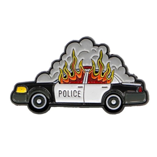 Broche en métal dessinée de voiture de police en flammes 3,5 x 2 cm insigne émaillé noir blanc rouge jaune pin pour vêtements sac à dos