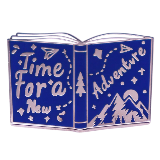 Broche open boek Time for a New Adventure metalen pin blauwe witte badge met bergmotief voor kleding rugzak accessoire