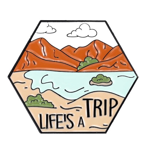 Broche pin Life’s a trip motif montagnes et rivière 3 x 2,6 cm accessoire en métal multicolore pour sac à dos vêtements randonnée plein air