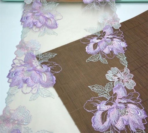 Broderet blondernet 24,5 x 91 cm Polyesterblonde med motiv af lilla blomster Dekorativt stof til syning af tøj dekorationer DIY