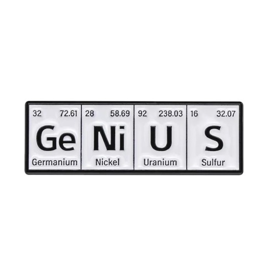 Broșă chimică GeNiUS tabelă periodică cca 3 x 2 cm metalică alb-negru insignă pentru îmbrăcăminte rucsac geantă motiv științific