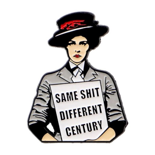 Broșă emailată cu figură și textul Same Shit Different Century cca 2,7 x 3,5 cm pin negru-alb pentru îmbrăcăminte, rucsac, accesoriu
