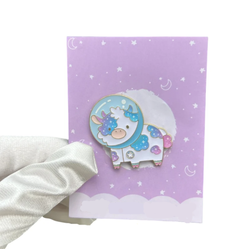 Broșă emailată cu vacă desenată în stil cosmic, insignă metalică, motiv fantastic în nuanțe de albastru și violet, accesoriu pentru rucsac, îmbrăcăminte, rever