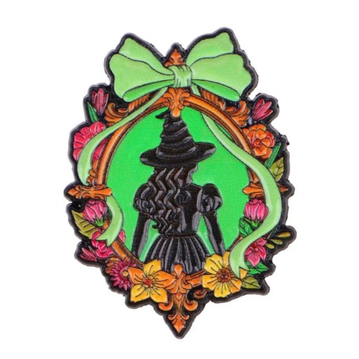 Broșă emailată cu vrăjitoare în ramă florală cca 3,6 x 2,7 cm insignă metalică verde motiv desenat accesoriu pentru rucsac îmbrăcăminte
