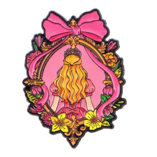 Broșă emailată prințesă în cadru floral cca 3,6 x 2,7 cm insignă metalică roz desenat motiv accesoriu pentru rucsac îmbrăcăminte