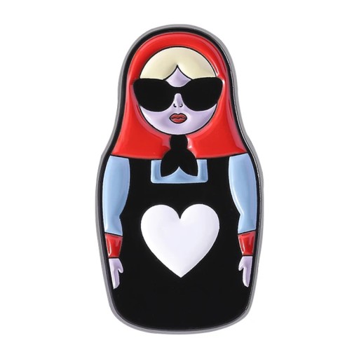 Broșă emailată stilizată cu o figură inspirată de matrioșcă cu inimă, insignă metalică colorată, accesoriu de design pentru îmbrăcăminte, rucsac, rever