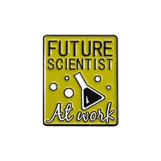 Broșă Future Scientist At work motiv de laborator cca 3 x 2,3 cm insignă metalică galbenă cu imprimeu alb-negru pentru îmbrăcăminte rucsac geantă