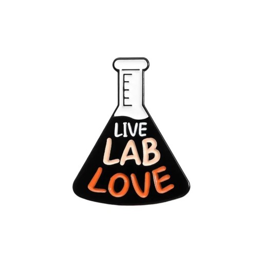 Broșă Live Lab Love laboratoră bańcă cca 3 x 2,3 cm insignă metalică neagră cu inscripție albă și portocalie pentru îmbrăcăminte rucsac geantă