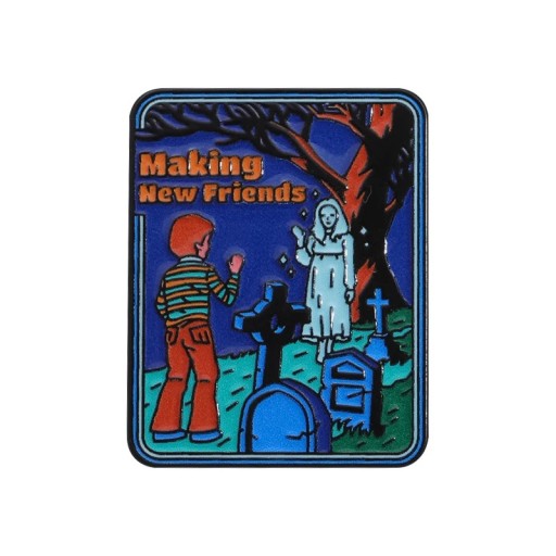 Broșă metalică scenă horror cca 2,8 x 2,3 cm pin insignă motiv multicolor fantomă cimitir Halloween accesoriu pentru îmbrăcăminte rucsac