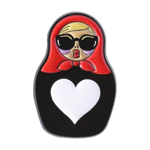 Broșă smaltată cu o figură rusă desenată în fular cu inimă, cca 3 × 2 cm, insignă metalică, accesoriu negru-roșu pentru îmbrăcăminte