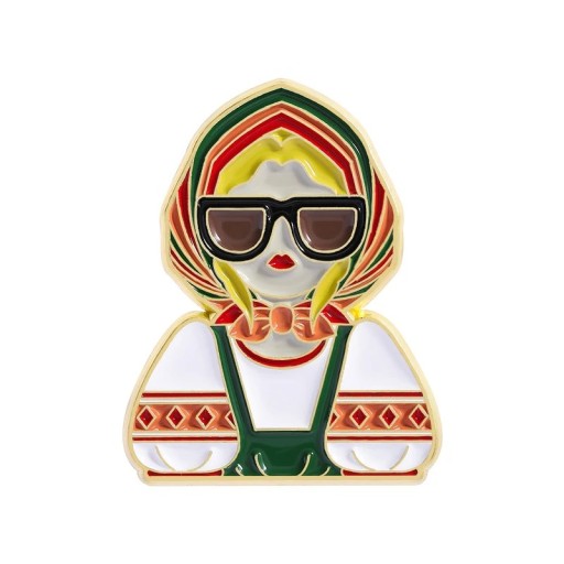 Broșă smalțată cu personaj rusesc desenat cu eșarfă și ochelari, cca 2,5 × 2 cm, insignă metalică, accesoriu roșu-verde-galben pentru îmbrăcăminte