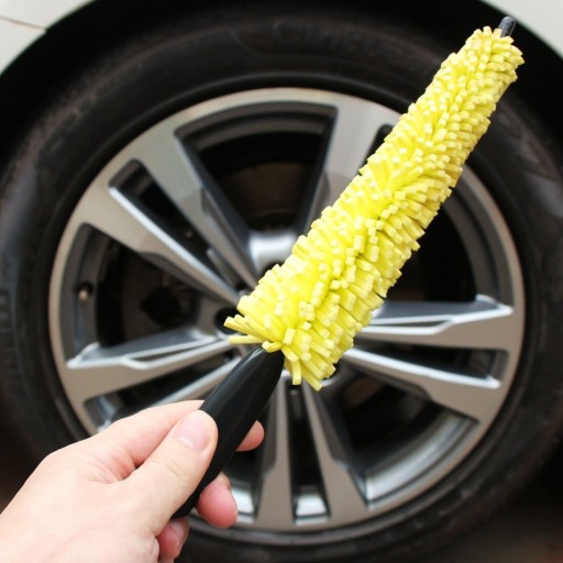 Brosse à roues avec poignée