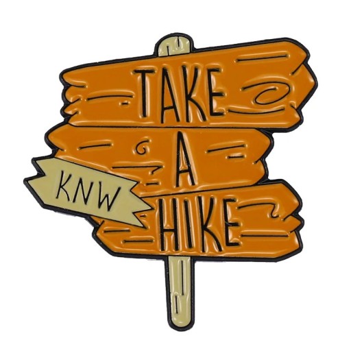 Brož odznak pin Take a hike motiv směrová cedule 3 x 2,8 cm kovový oranžový doplněk na batoh oblečení turistika outdoor