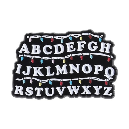 Brož Stranger Things abeceda világító lánccal kb. 2 x 3 cm fekete-fehér kitűző ruházati kiegészítőre kabát zsebre ajándék