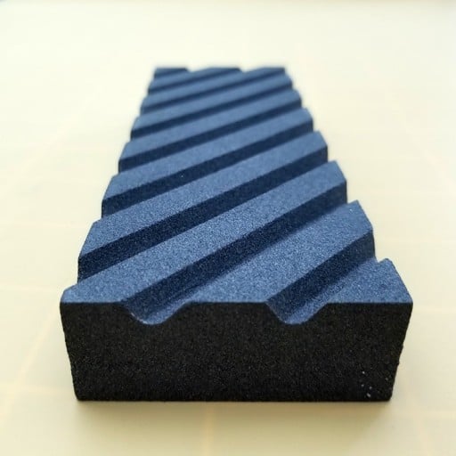 Brusný kámen na nože se šikmými vroubky Korundový brousek se zrnitostí 320 grit na hrubší broušení Rozměry 18,2 x 6,2 x 2,5 cm