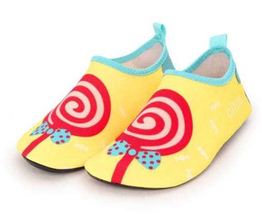 Buty dziewczyny w wodzie ze spiralą