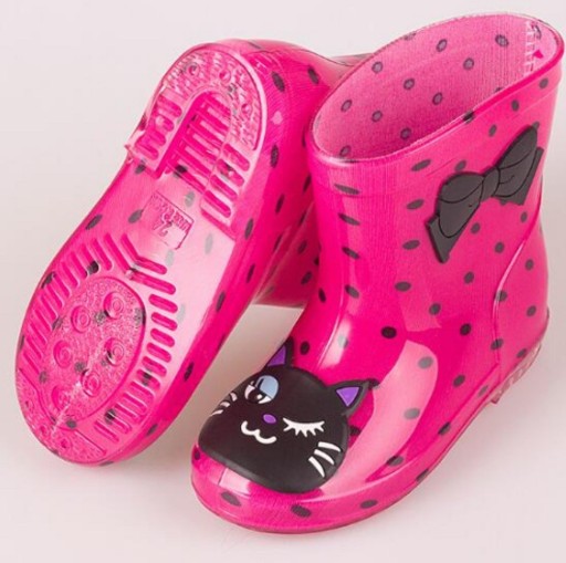 Buty dziewczyny z kokardą