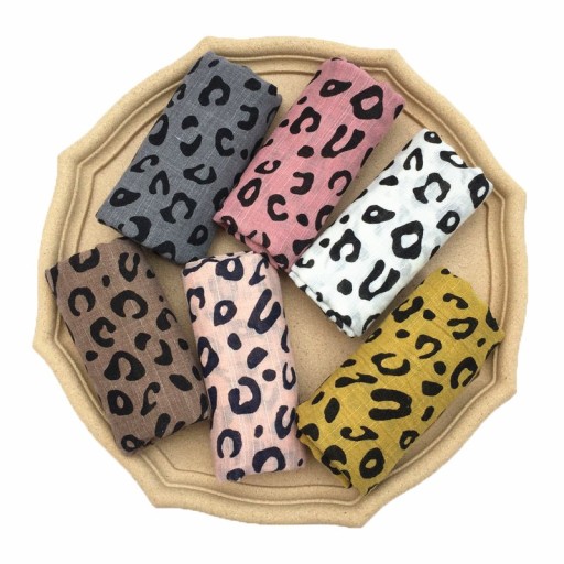 Cachecol infantil com padrão de leopardo