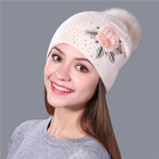 Căciulă de iarnă pentru femei cu pompon din blană