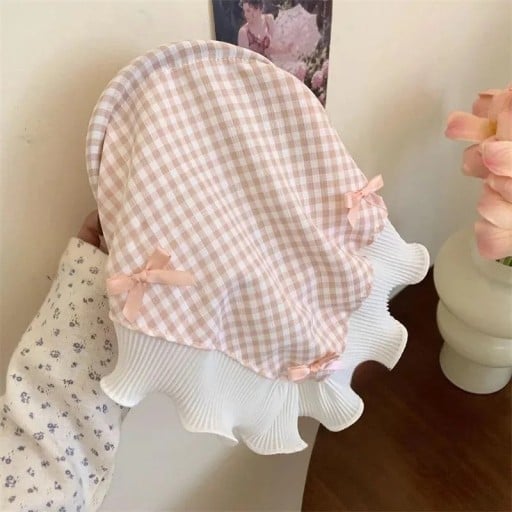 Căciulă de păr din material textil pentru femei cu model în carouri, fundițe decorative, margine volanată, căciulă romantică din material textil, accesoriu de modă delicat