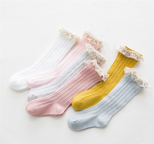 Calcetines de niña con volantes