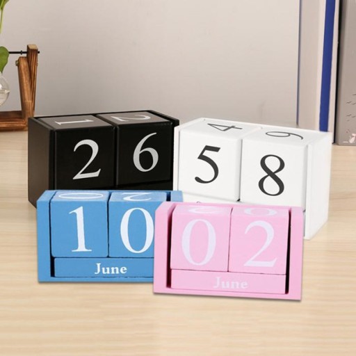 Calendar din lemn din cuburi