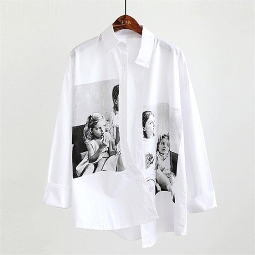 Camicia bianca da donna con grande stampa in bianco e nero sulla parte anteriore Maniche lunghe con polsini Collo classico Vestibilità più ampia
