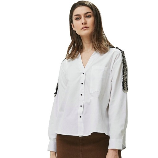 Camisa branca feminina com decoração