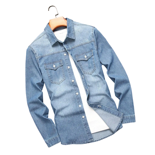 Camisa de ganga azul clara para homem com mangas longas e duas bolsas no peito com aba, aparência desgastada e colarinho clássico
