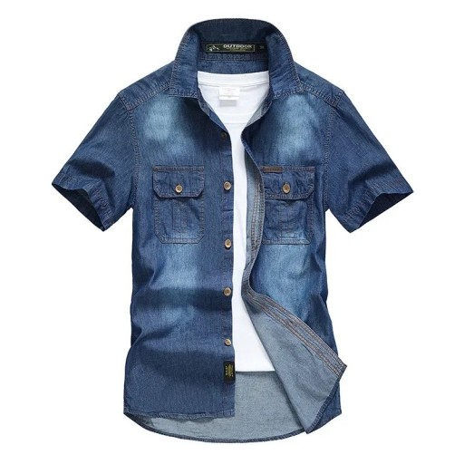Camisa de ganga masculina de manga curta com duas bolsas no peito, com pregas, botões metálicos e costura contrastante
