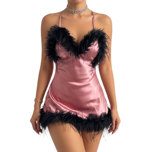 Camisa de noite curta rosa em satin com penas pretas à volta do decote e da bainha inferior e alças cruzadas com laço nas costas
