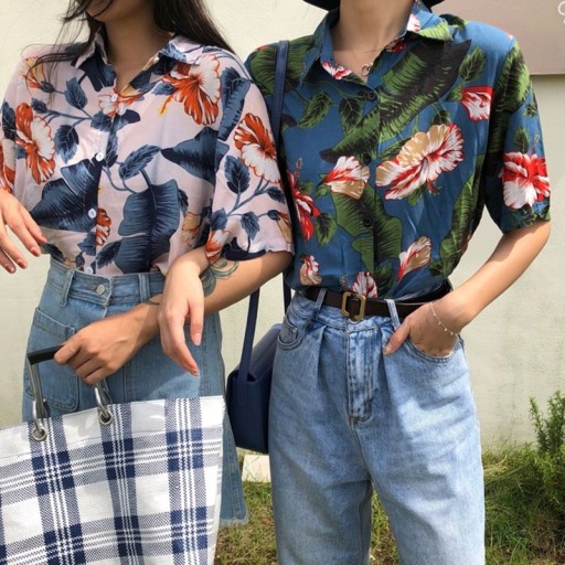 Camisa feminina com estampado de flores