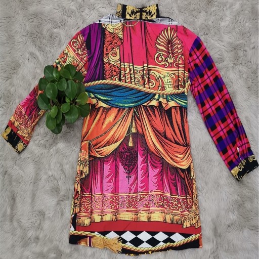 Camisa feminina com padrão extravagante