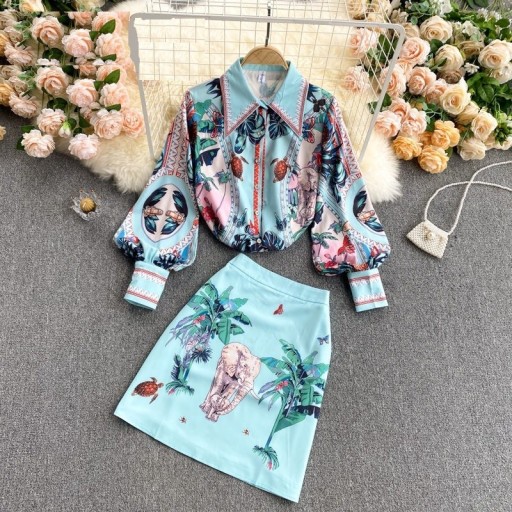 Camisa y falda de mujer con estampado