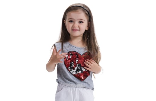 Camiseta de menina com estampado de corações e lantejoulas