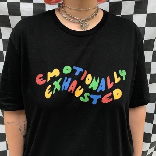 Camiseta de mujer con letras de colores