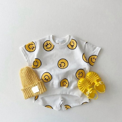 Camiseta e calções para crianças com sorrisos