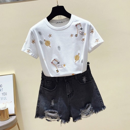 Camiseta feminina com bordados