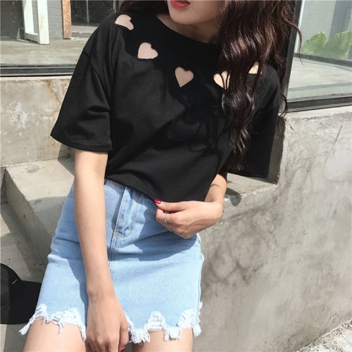 Camiseta feminina com corações recortados