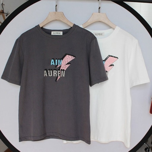 Camiseta feminina com relâmpago