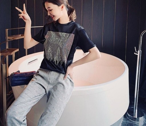 Camiseta feminina decorada com pedras