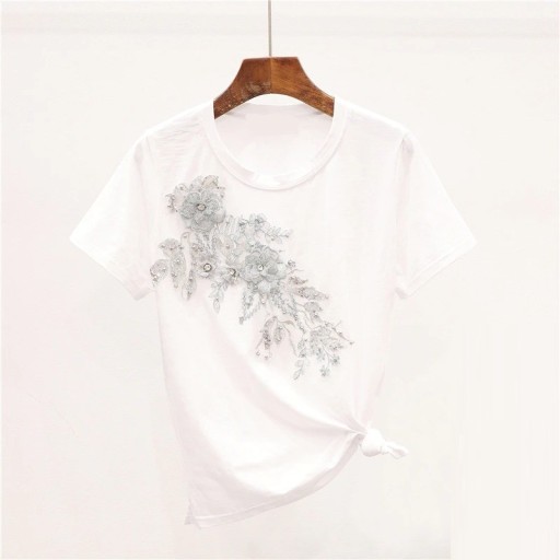 Camiseta feminina e saia de ganga